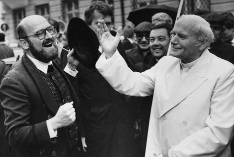 Herzliche Begrüßung durch Papst Johannes Paul II anlässlich seines Besuches in Augsburg am 03. Mai 1987